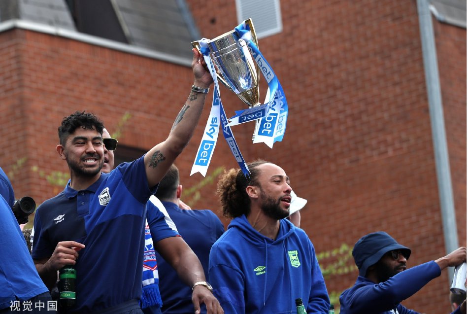  伊普斯维奇冲超成功，时隔二十年重返顶级  